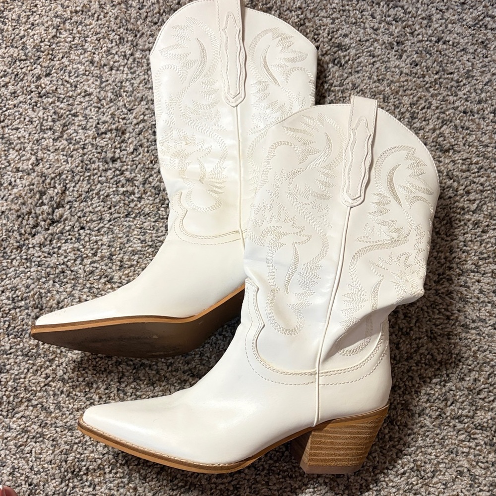 Women’s white cowgirl boots